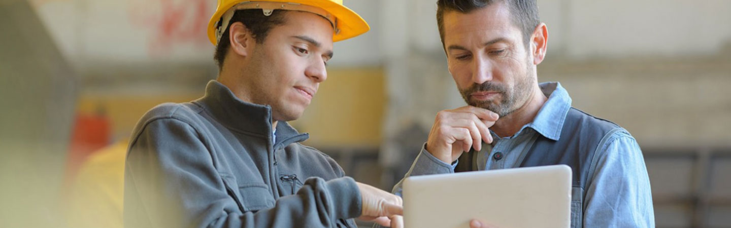 hombres analizando datos en una tablet, adecuaciones electricas internas, diseño electrico enel x colombia 